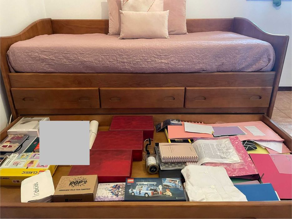 Cama de solteiro e secretária