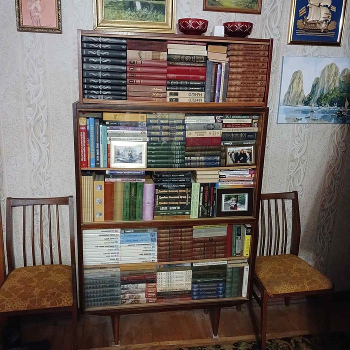Книжный шкаф и полка в подарок. Цена снижена