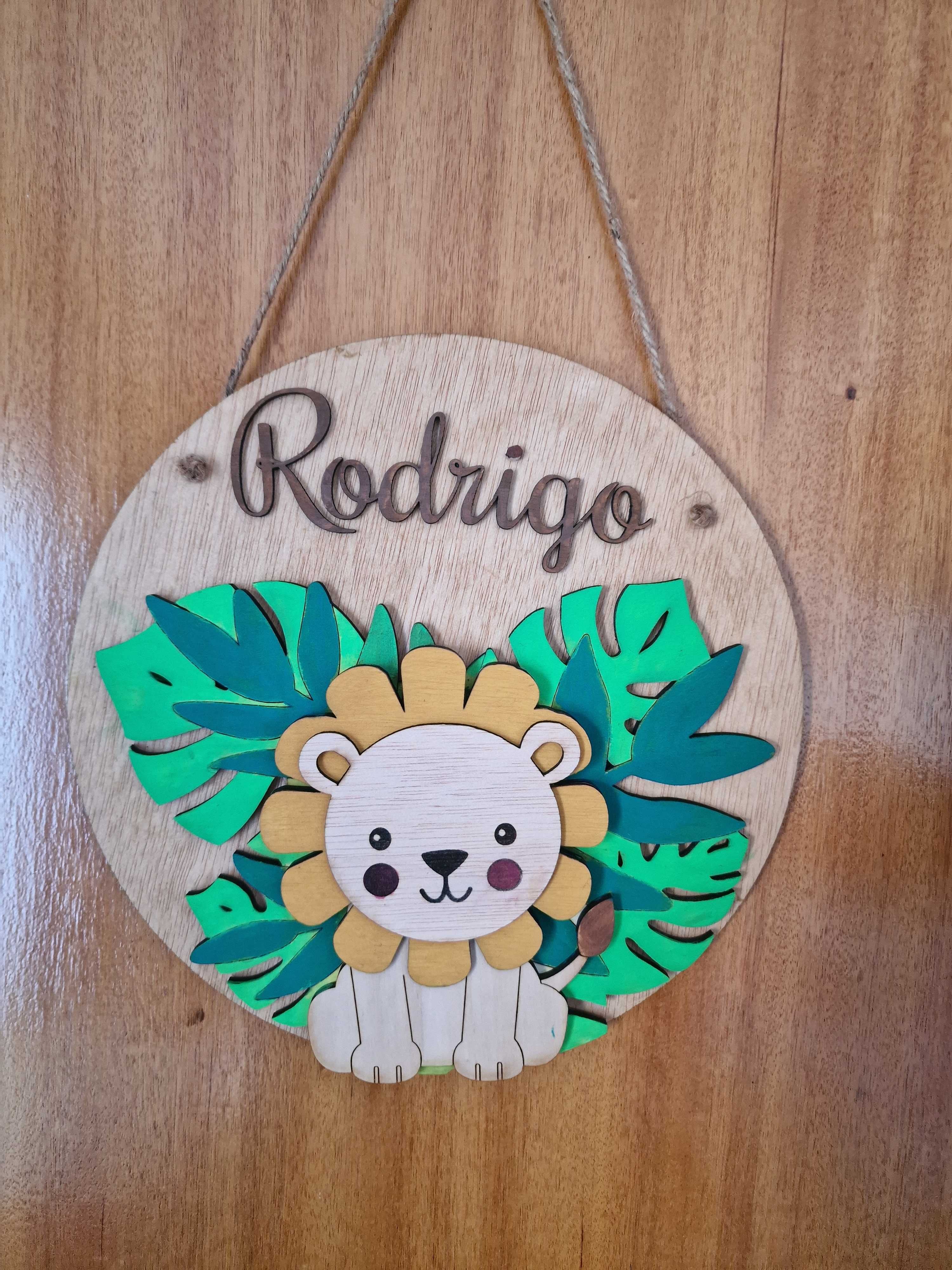 Placa redonda com nome (decoração infantil)