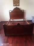 Cama de casal com , duas mesinhas cabeceira