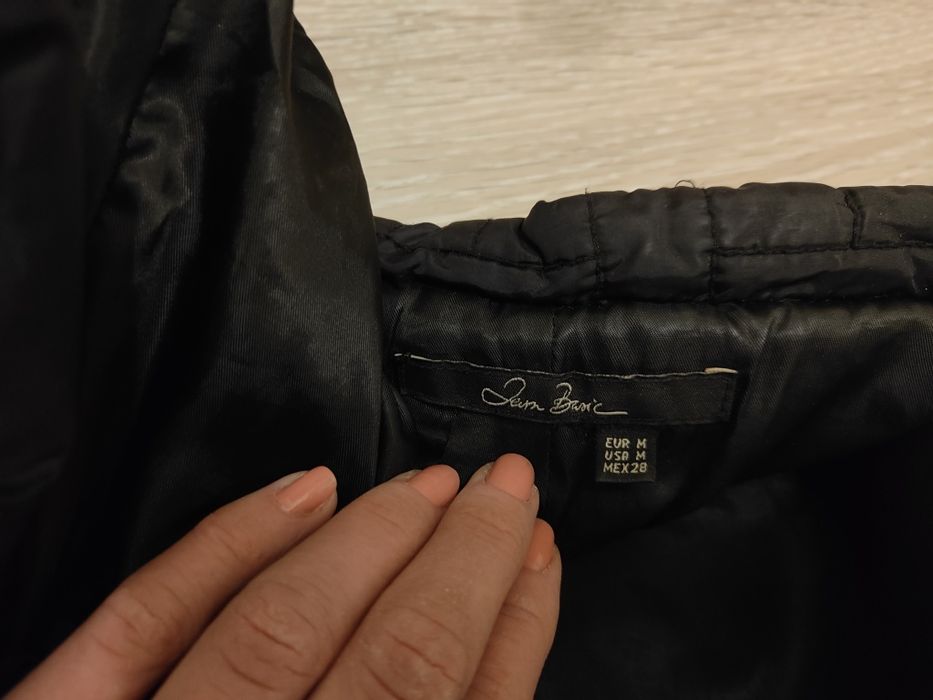 Kurtka Damska  Czarna Krotka Zamykana na Zamek rozmiar M