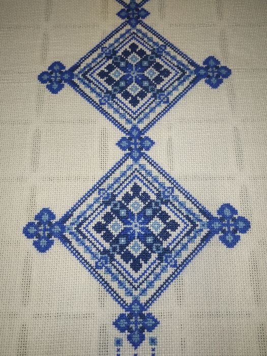Вишита серветка-доріжка