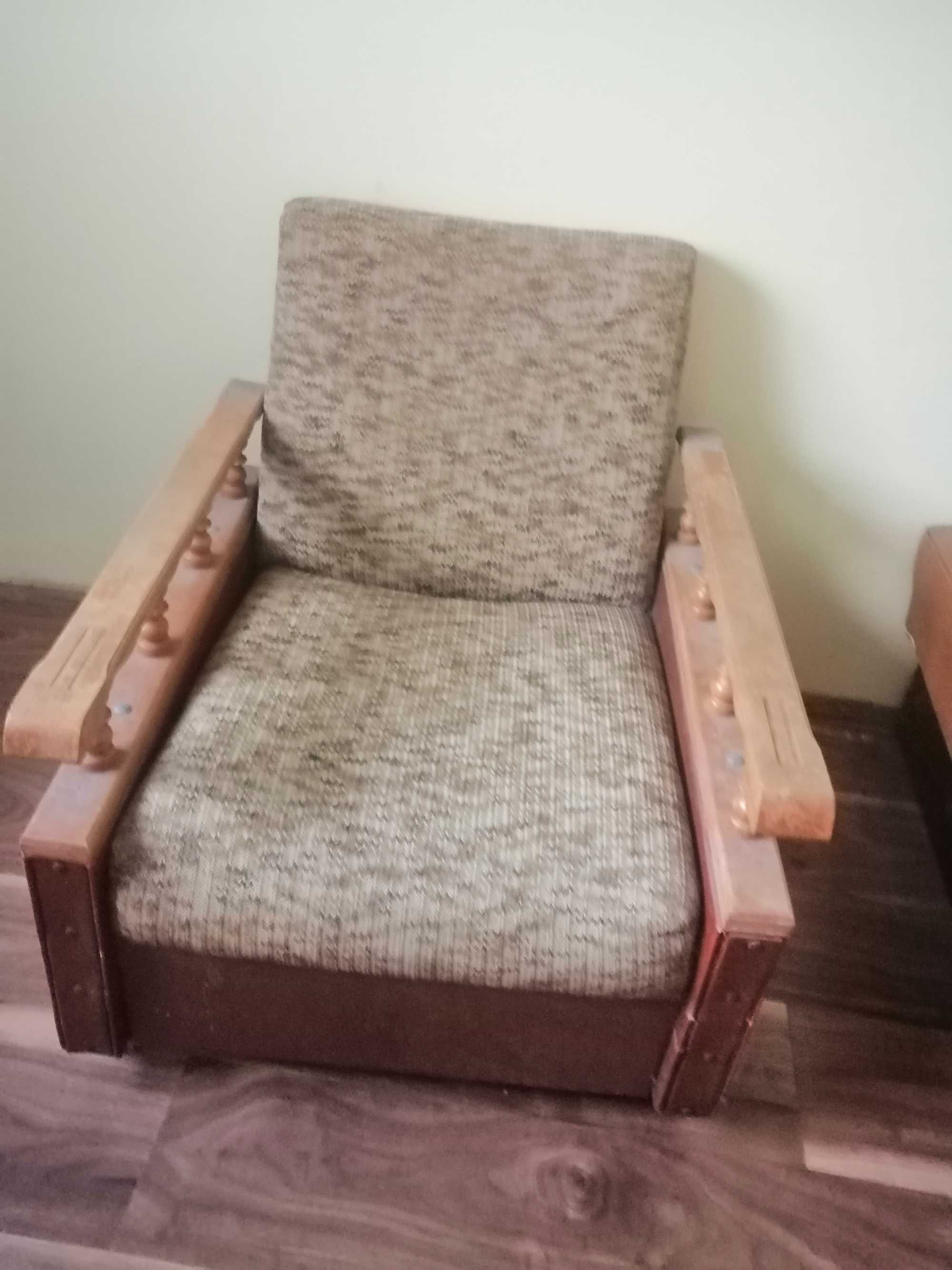 Oddam za darmo  zestaw mebli: dwa biurka, dwa fotele, szafa, tapczan