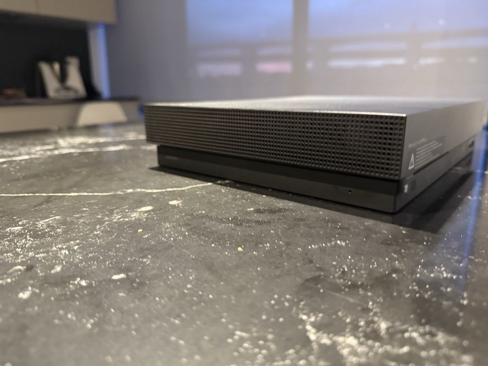 Xbox Project Scorpio 1TB + 1 comando + 2 jogos + kinect