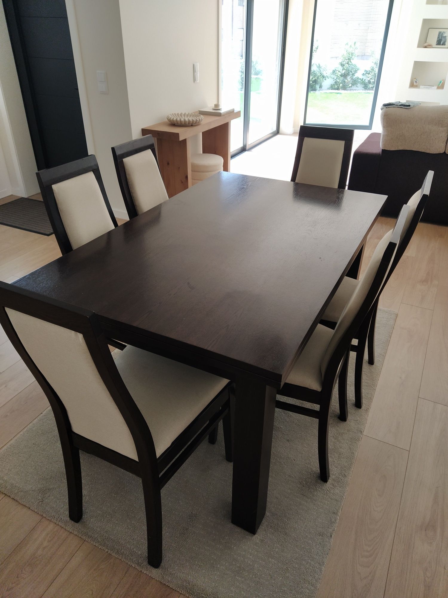 Mesa de jantar e cadeiras