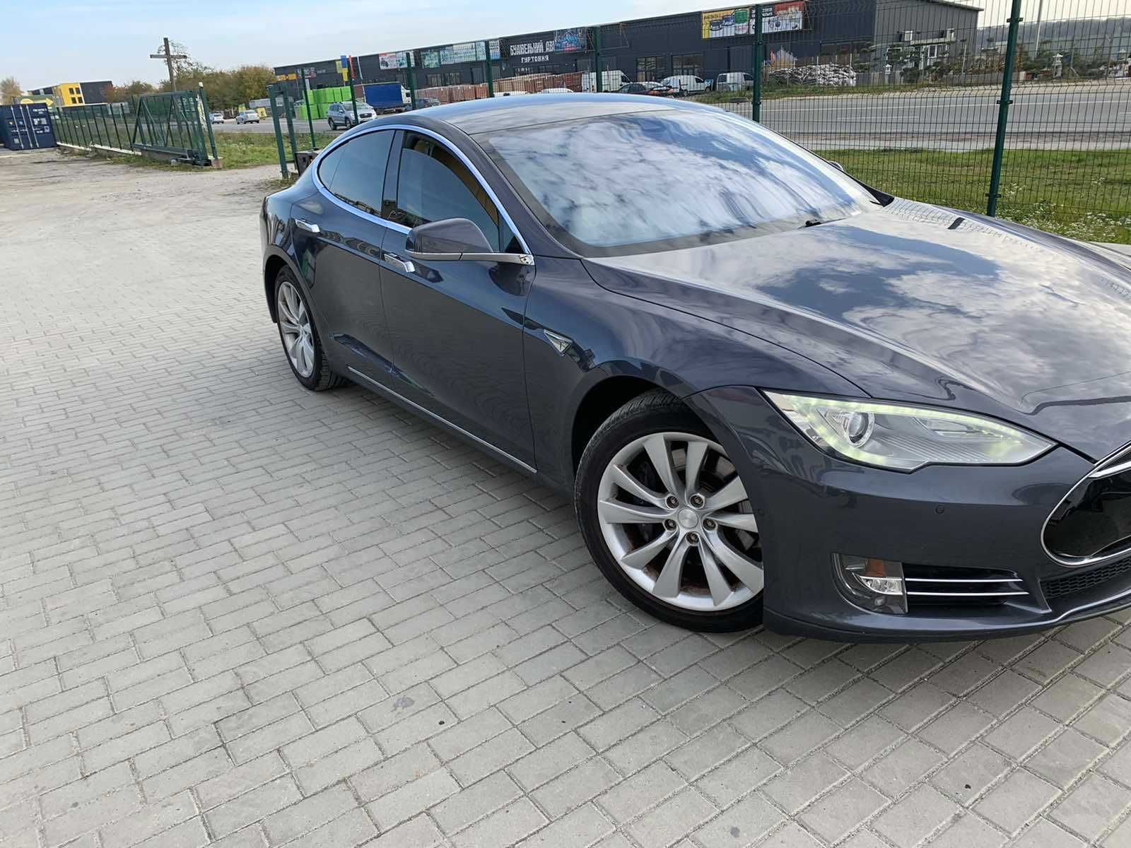 TESLA MODEL S 85 2015 модельний, ціла, автопілот