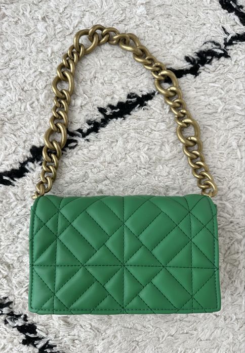 Carteira acolchoada verde ZARA