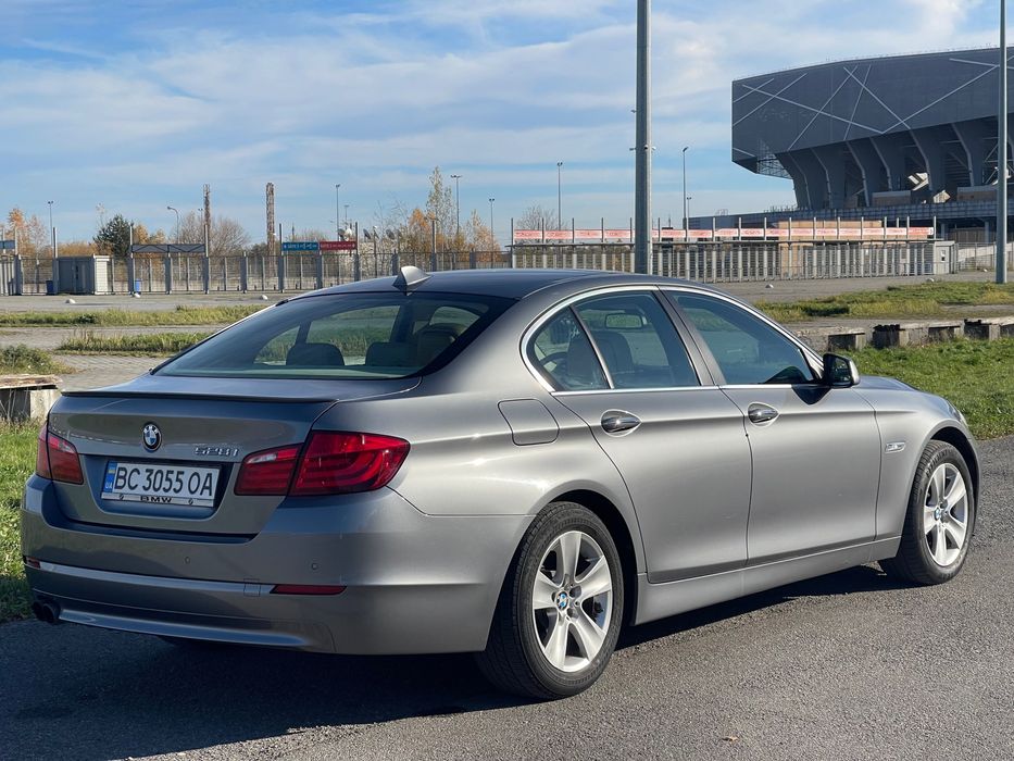 Автомобіль BMW 5 2012 року