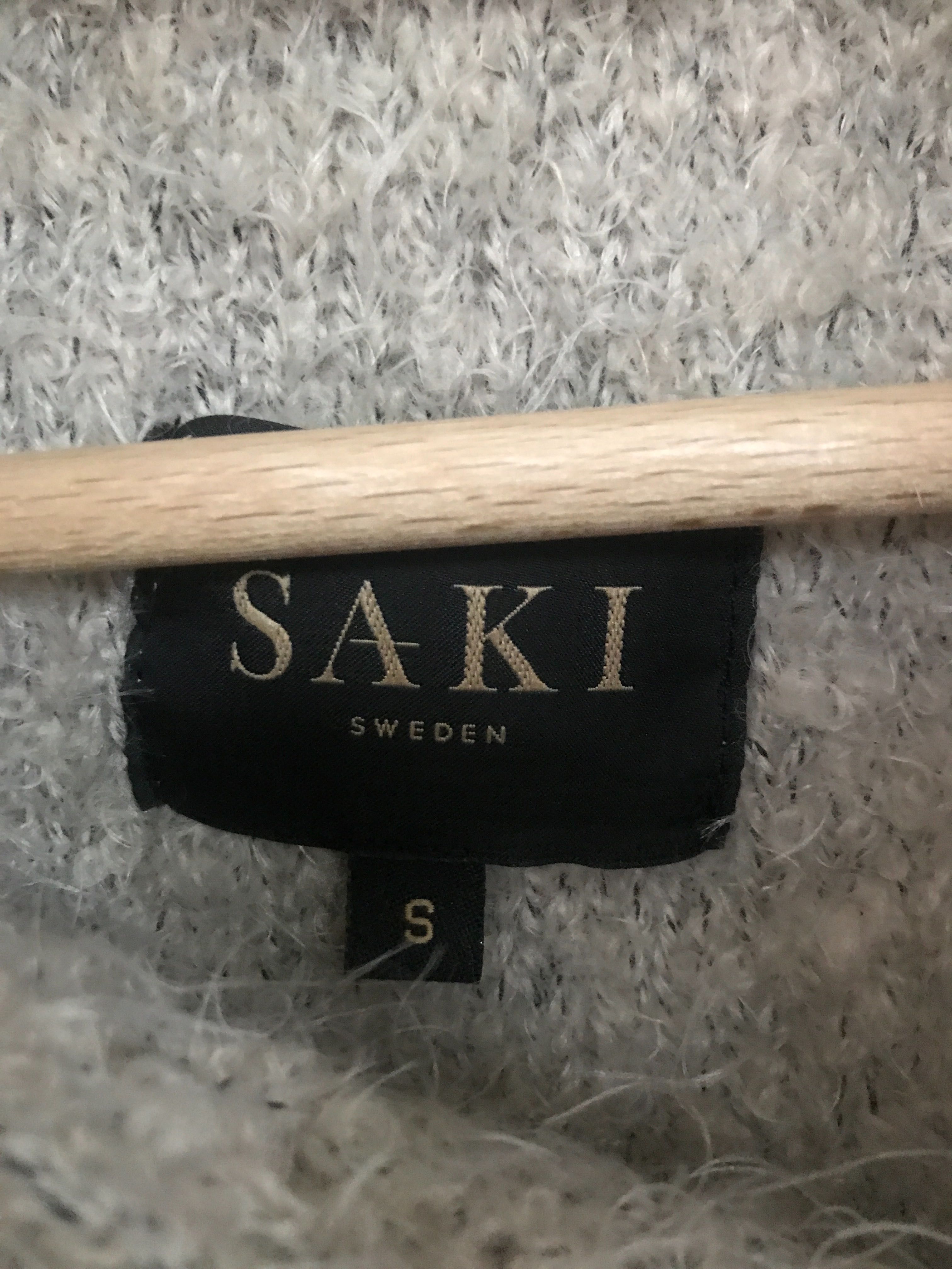 Przepiekny sweter firmy Saki rozm.S obszyty naturalnym futrem z lisa
