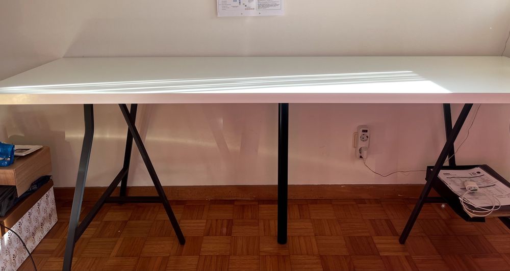 Secretária branca IKEA 200x60 c/ 2 cavaletes e perna suporte