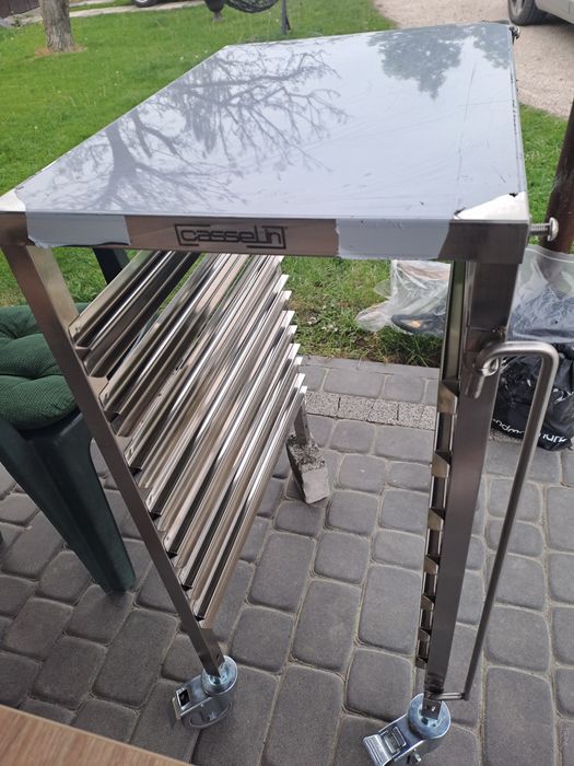 Wózek gastronomiczny do transportu tac pojemników