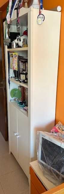 Estante c/ armário em MDF branco (70 x 188 x 30 cm)