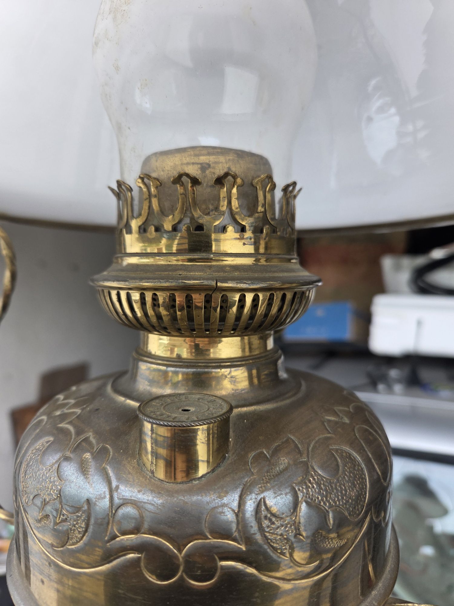 Stara lampa naftowa wiszaca