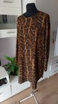 Sukienka 48 długi rękaw wężowa
Długość 88cm
Biust 2x62/82cm
Talia 2x60