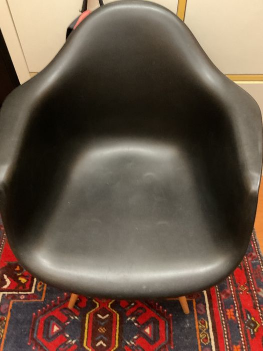 Cadeira preta com pés de madeira