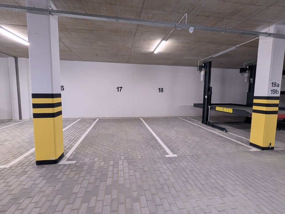 Miejsce parkingowe / postojowe / garaż/ul. Solidarności