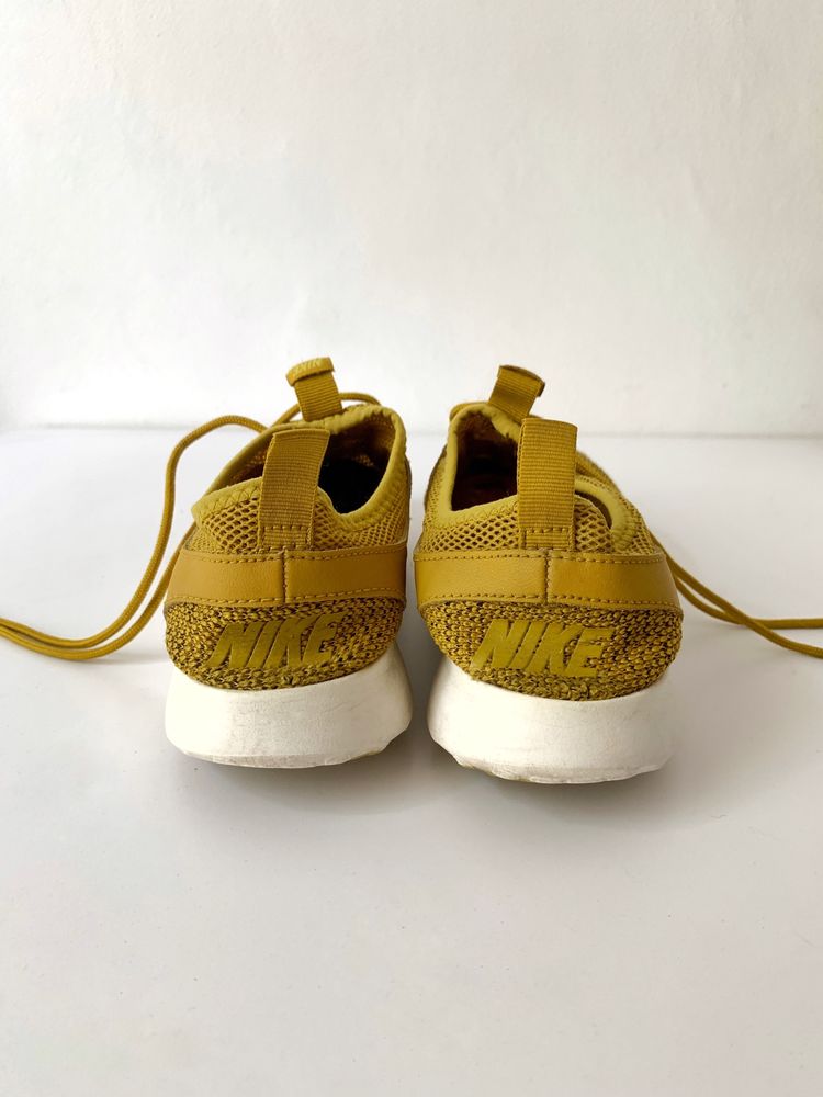 Жёлтые кроссовки Nike Juvanete flyknit Nike roche run nike носки