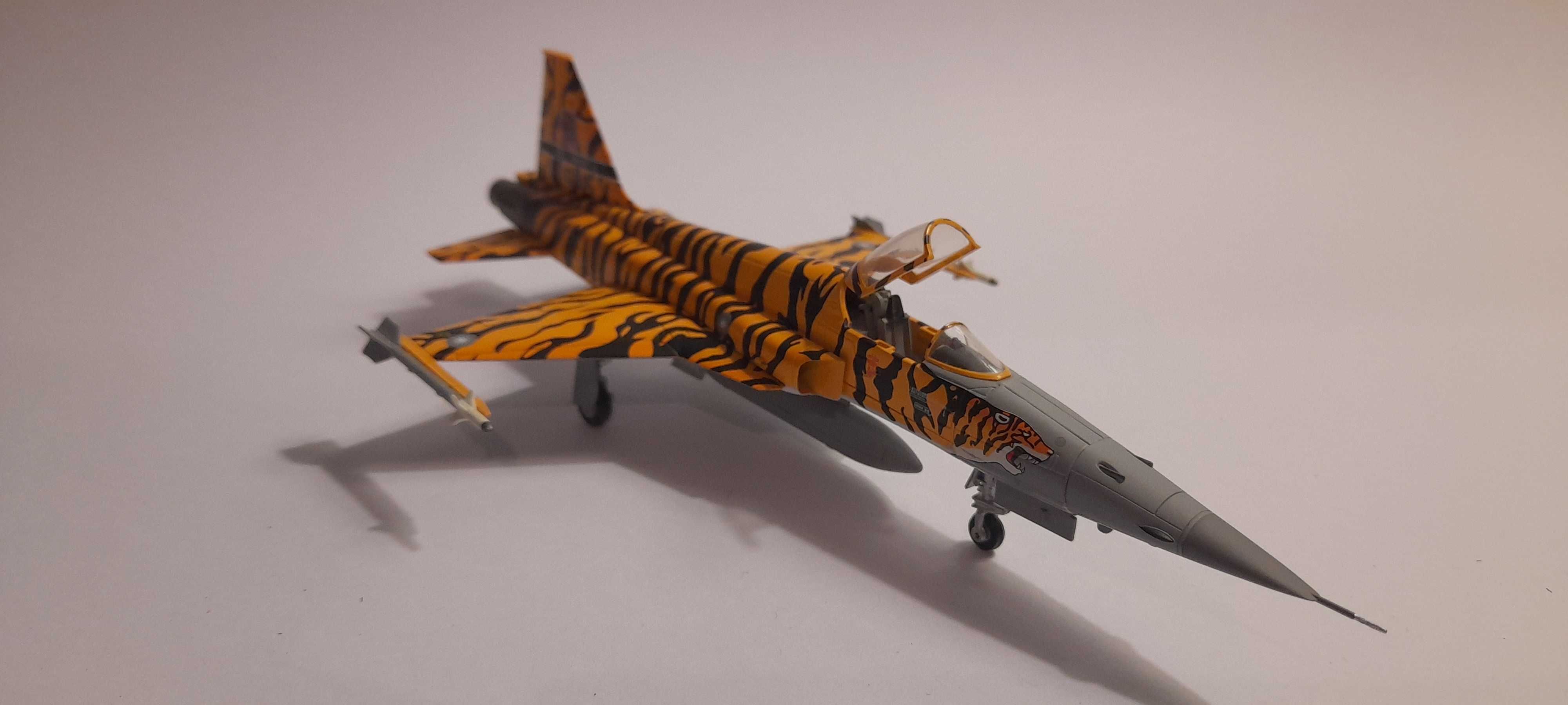 Aeronave Diecast Hobby Master 1:72 HA3308 Northrop F-5E Tiger II