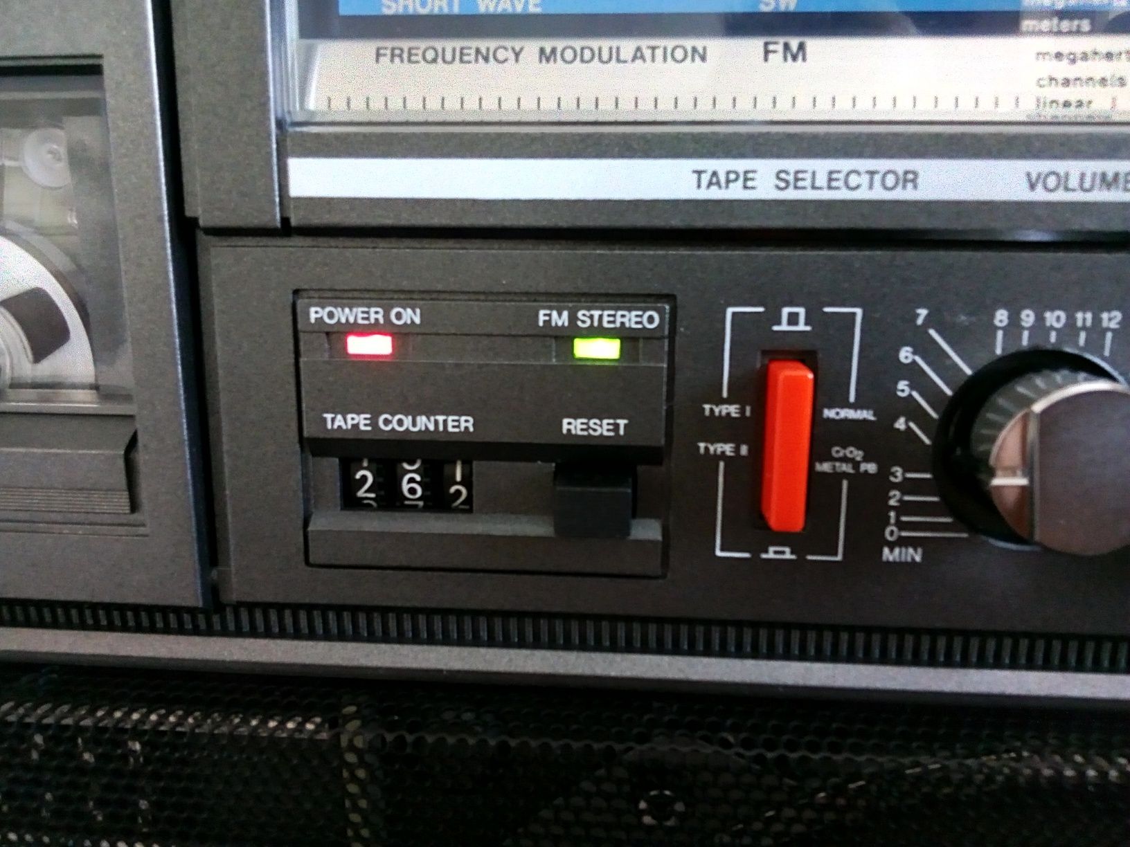 PHILIPS D8444 Power Player 4 band Stereo Cassette Recorder 1982-84