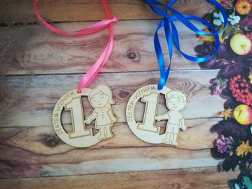 Medale pasowanie na ucznia przedszkolaka drewniane grawer