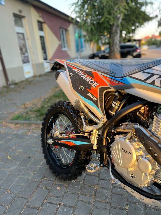 Kovi advance 250 ST 2025 18/21 чорно оранджевий та сіро оранджевий
