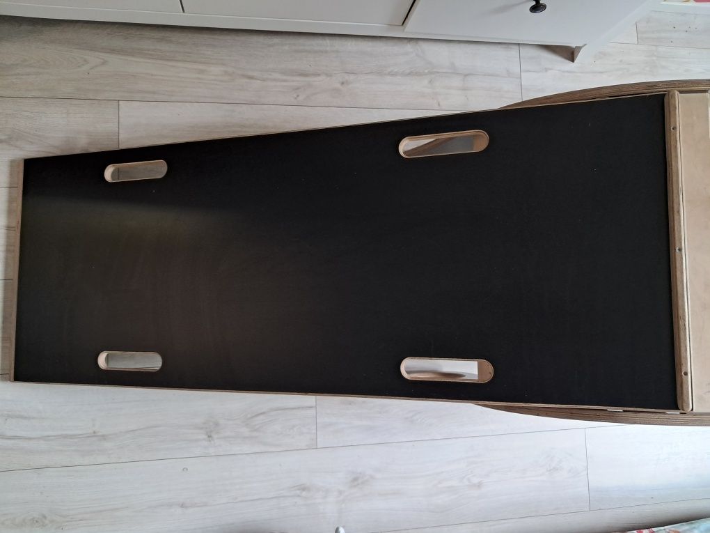 Drewniany bujak z biurkiem i zjeżdżalnią Good Wood Montessori