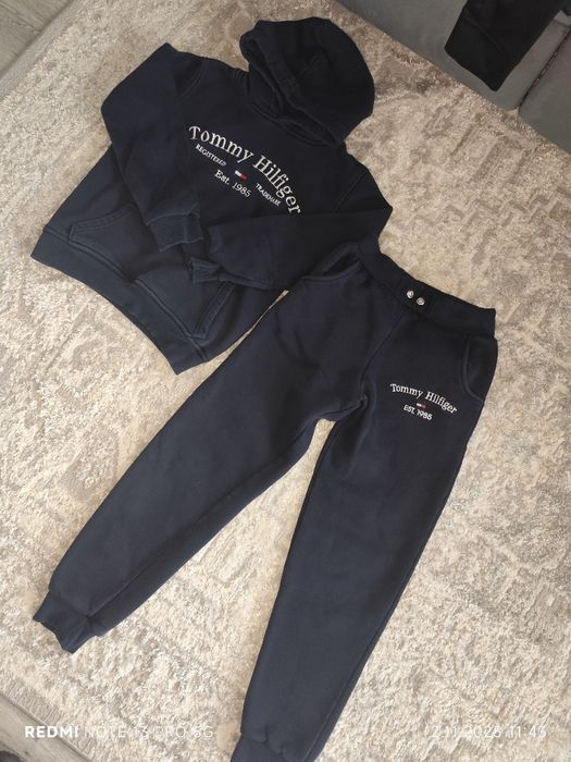 Dres Tommy Hilfiger.