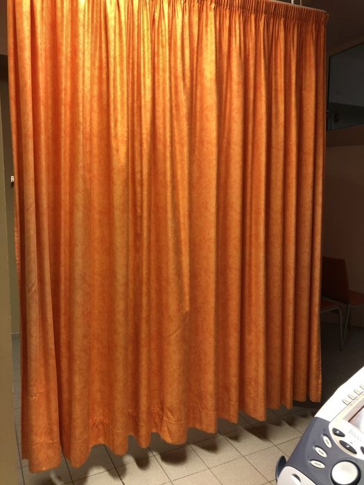 Vendo 4 cortinas cor de laranja com as respetilhas calhas