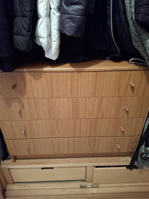 Vendo cómoda de madeira com 4 gavetas