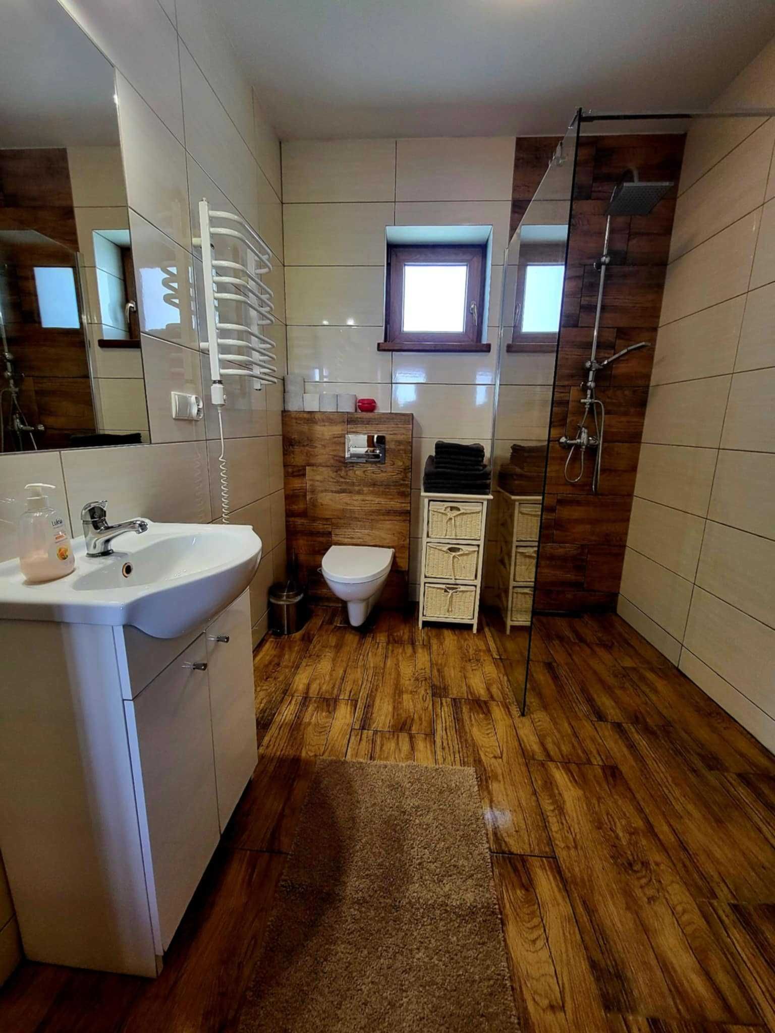 Dom całoroczny nad jeziorem,spokojna okolica,łowisko,,sauna