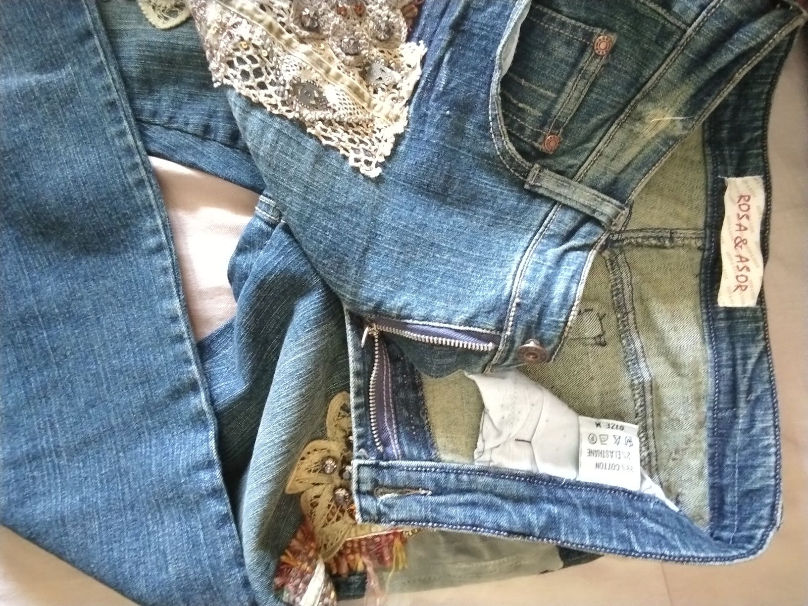 Calça ganga 38, com aplicações