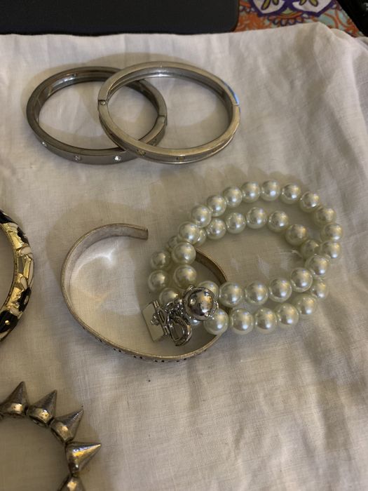 Pregadeiras em pano artesanais e pulseiras