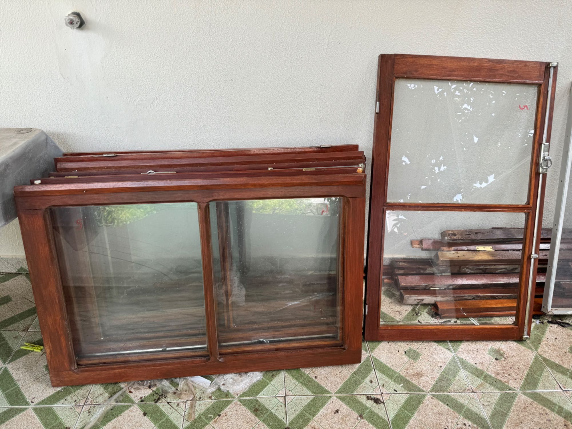Porta e 5 janelas vintage em madeira maciça