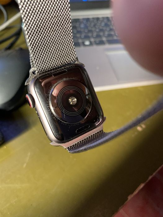 Продам Apple watch серия 5 ,40 мм .