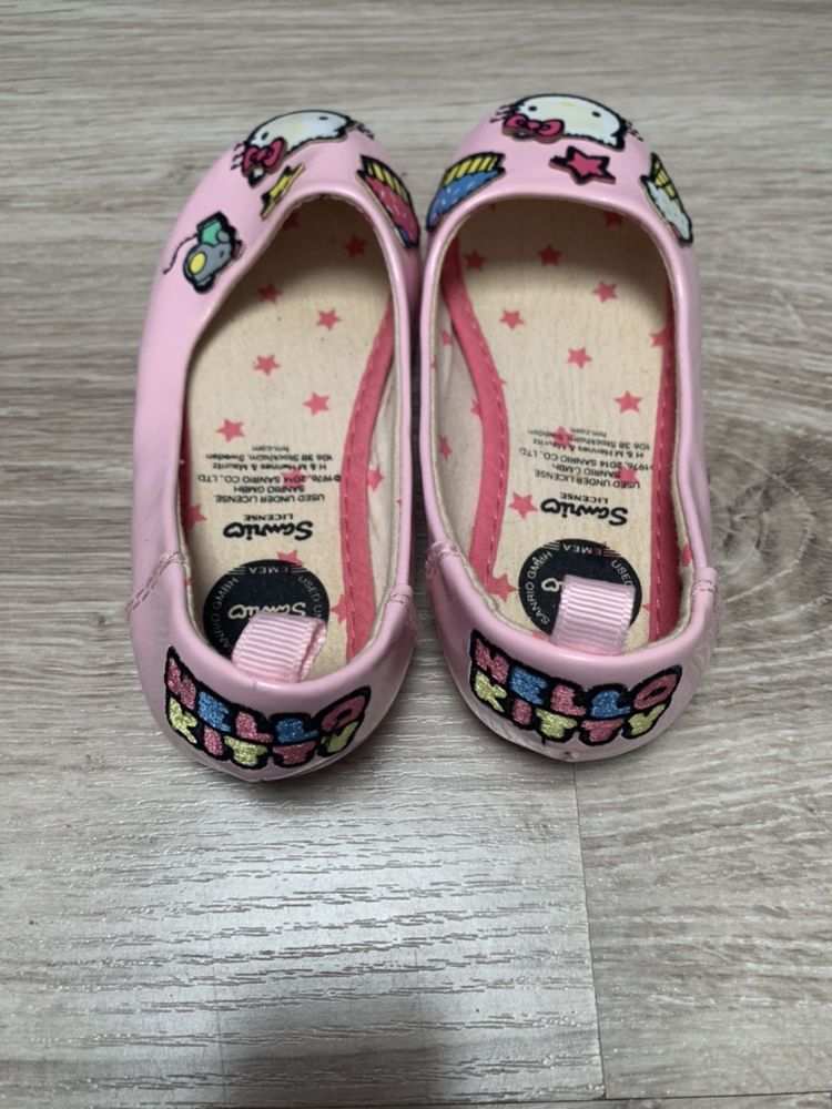 H&M baleriny jasny róż lakierkowane Hello Kitty roz 24