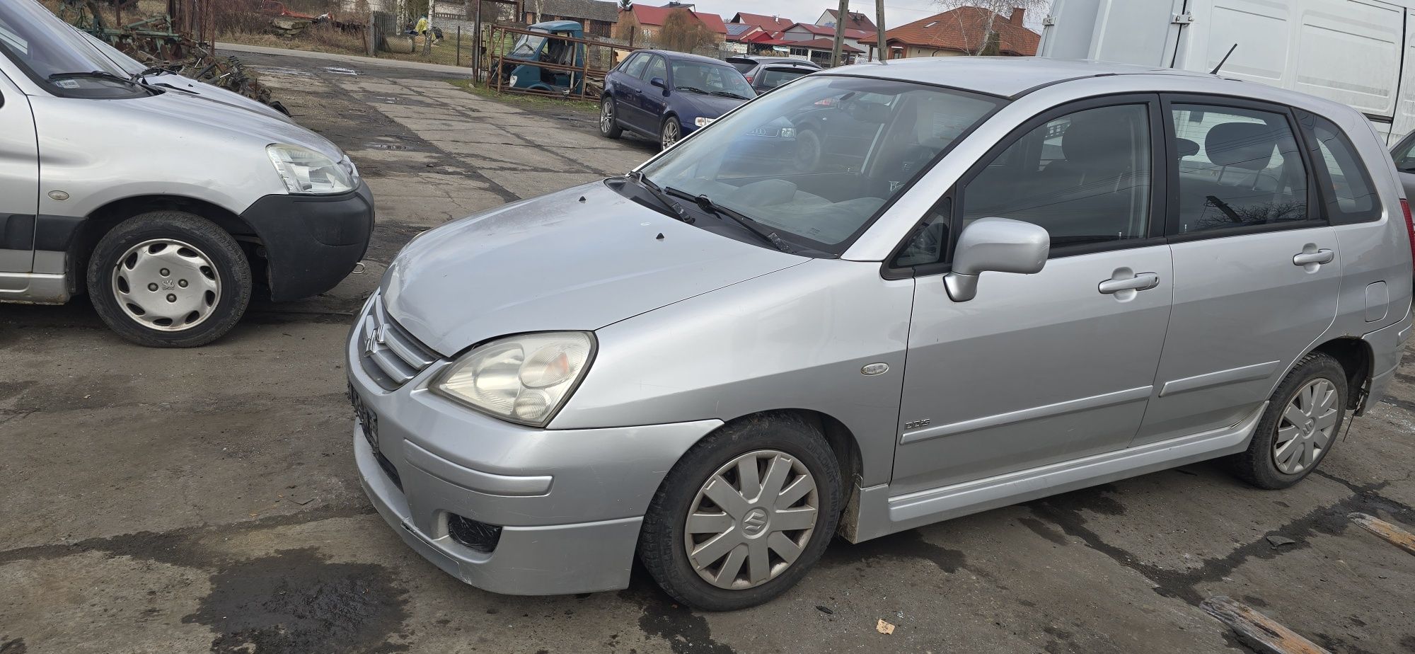 Drzwi maska klapa zderzak   Z2S DO2 lampa  Suzuki Liana 1,4 części