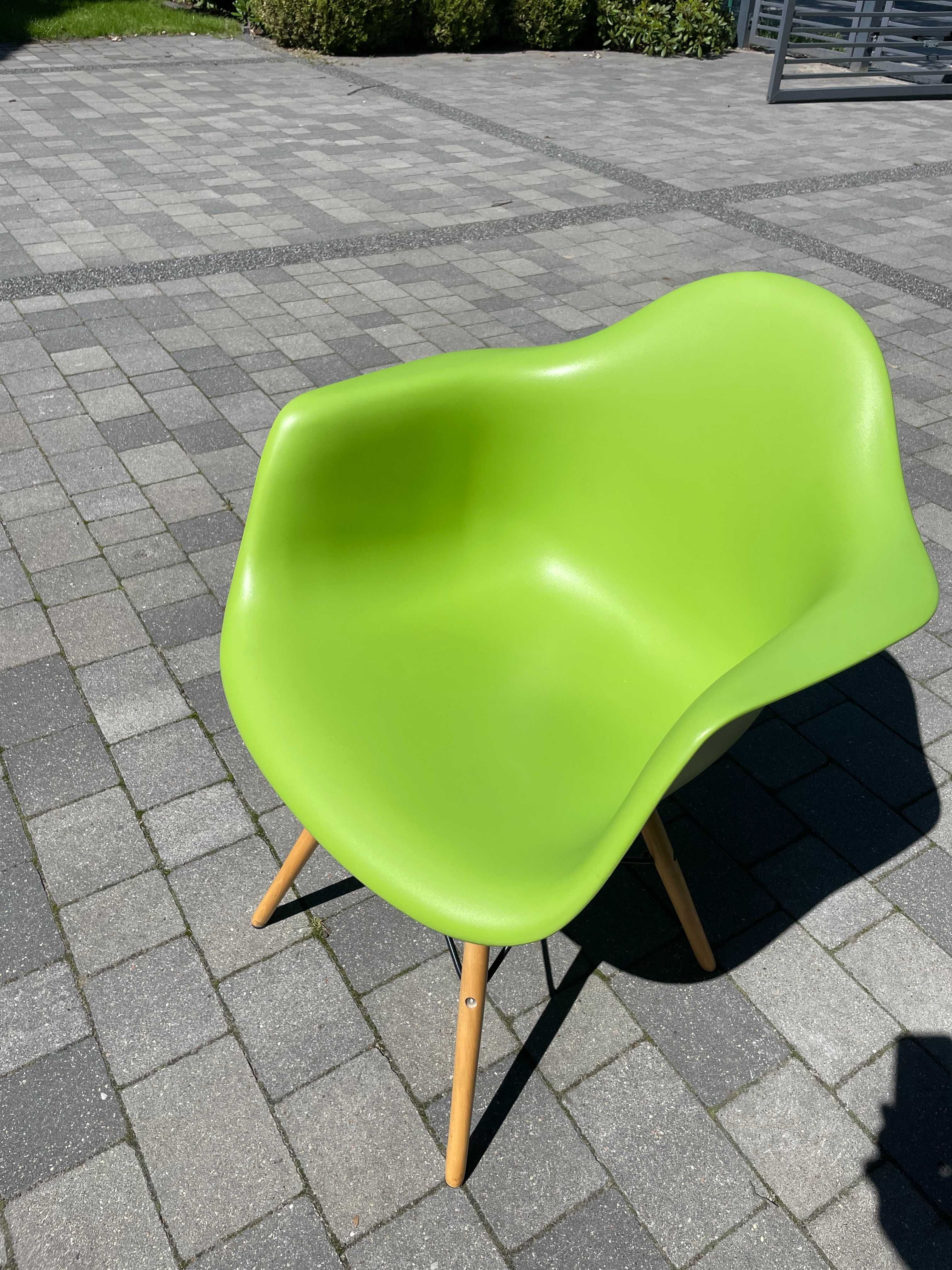 Krzesło designerskie wzór Eames zielone.