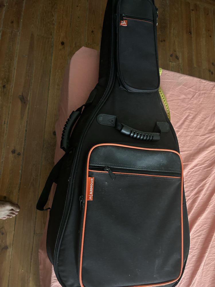 Guitarra com mala inclusa