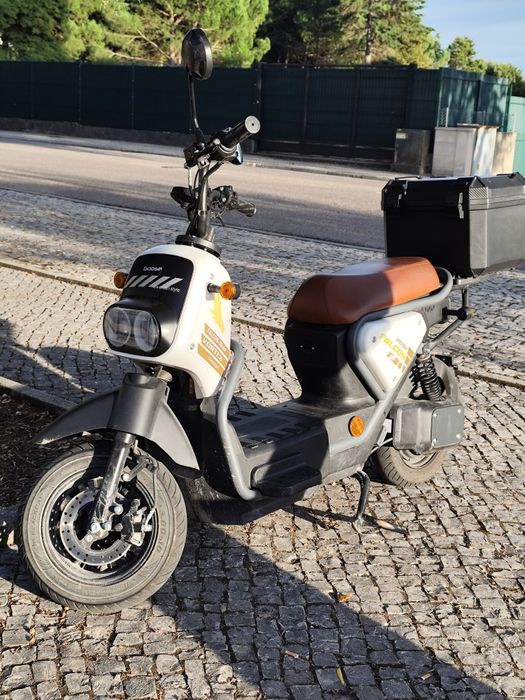 Mota elétrica, semi nova, com carregador,seguro de um ano e documentos