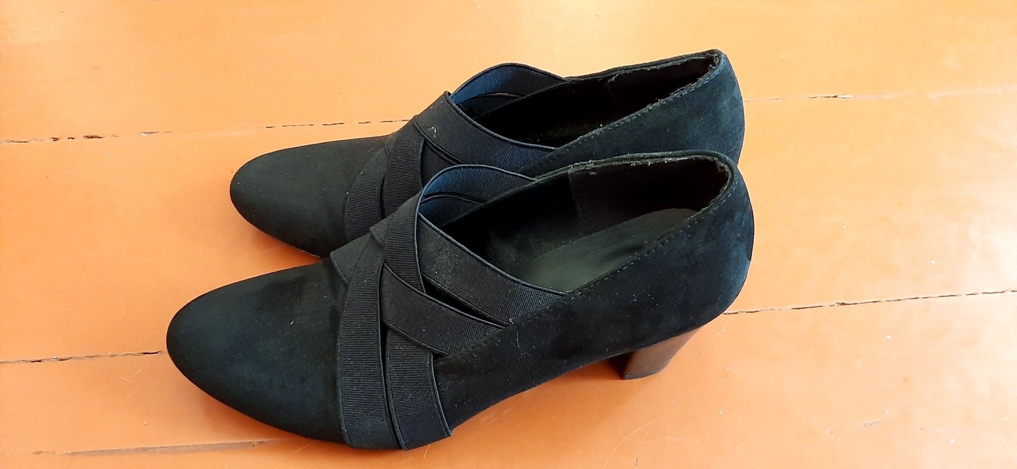 Продам гарні замшеві туфлі Graceland