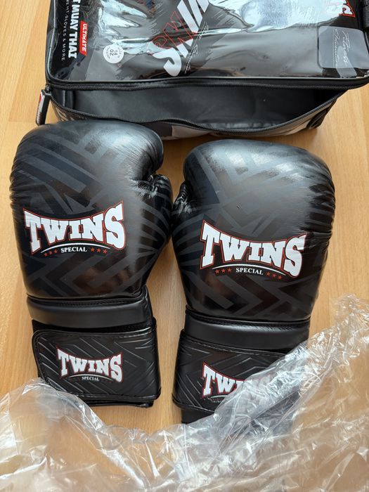 Бокскерские перчатки кожаные !