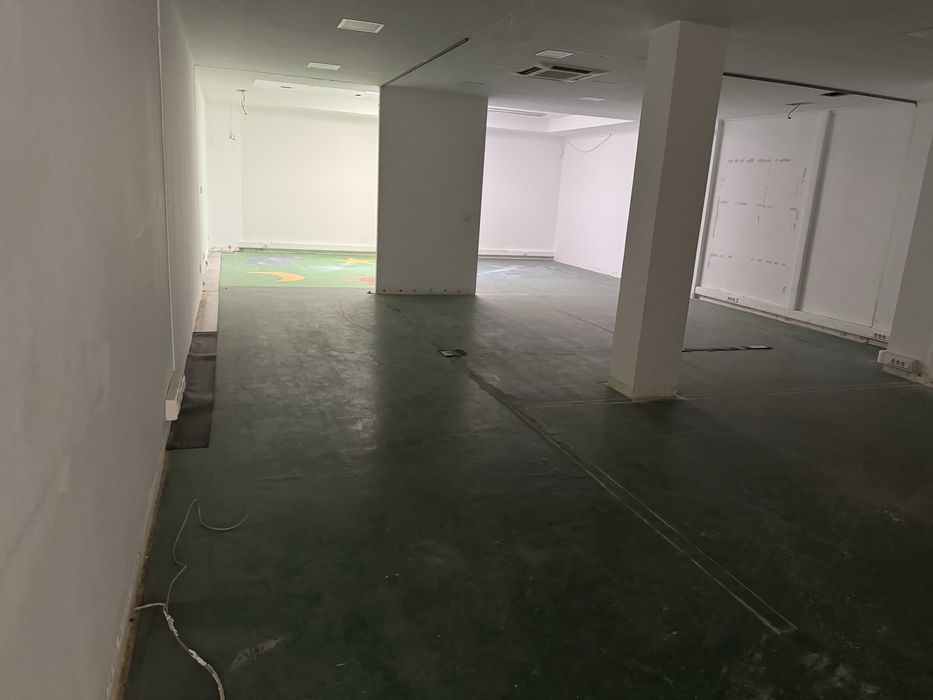 Arrenda a loja em centro de Algueirao-Mem