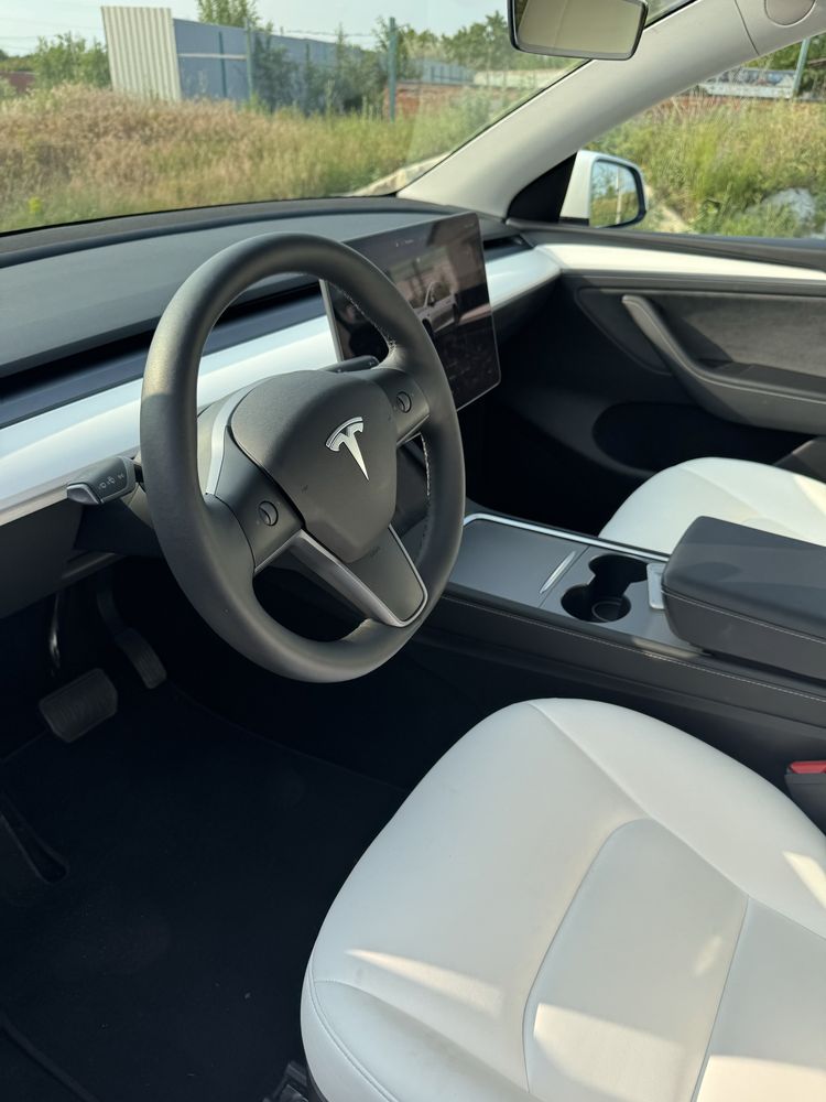 Tesla model Y новая ! Идеал.