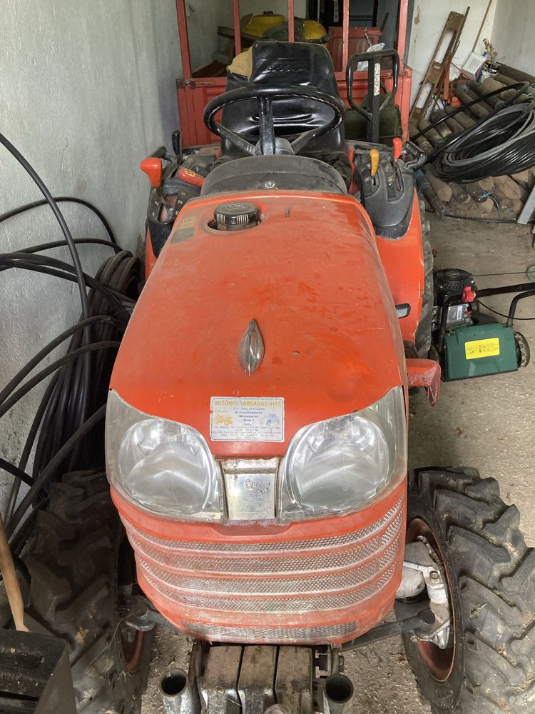 Trator Kubota B1220
