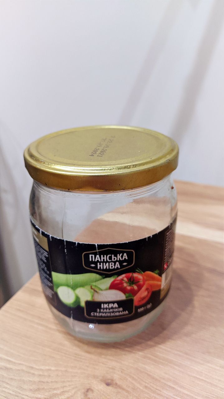 Банки з кришками.