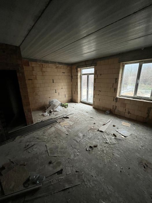 Дуплекс поруч з лісом та з великою ділянкою