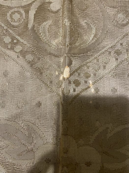 Colcha de seda dourada