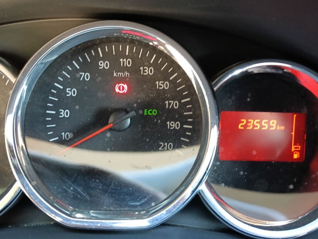 dacia Sandero preto