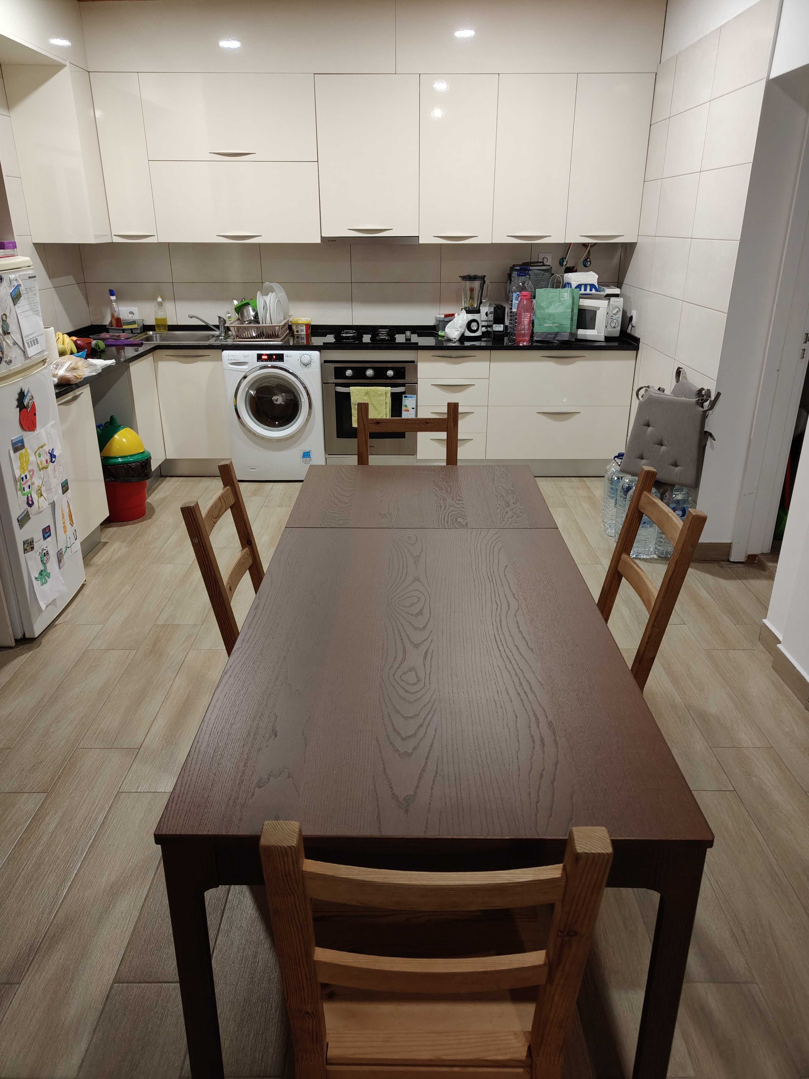 Mesa Cozinha e Quatro Cadeiras