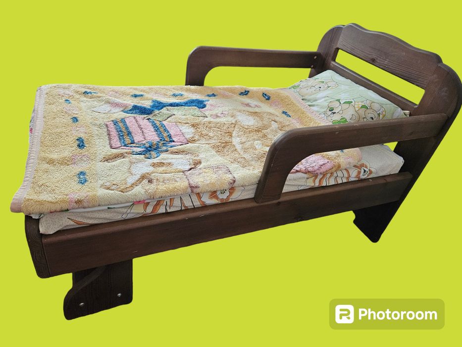 Дитяча дерев'яна кровать